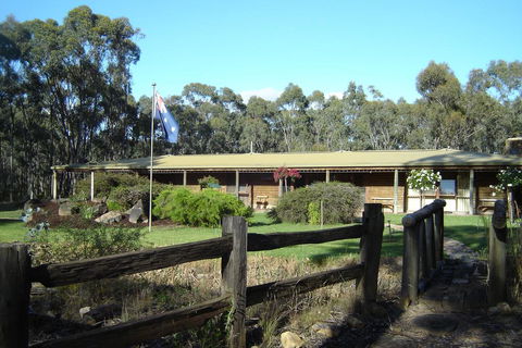 Gunyah Valley Retreat - Airlie Beach Holiday 0