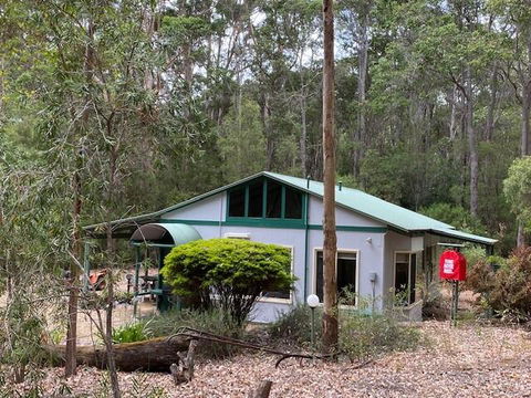 Harmony Forest Cottages & Lake Side Lodge - Airlie Beach Holiday 0