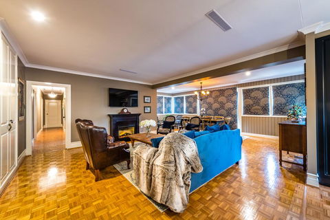 Hedge House - Luxury, Space, Style, Great Location - Airlie Beach Holiday 3