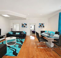 Hidden Gem in Cafe Strip Chadstone  King Bed - Airlie Beach Holiday