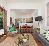 Historic 1890s House With Terraced Backyard Deck - Airlie Beach Holiday