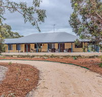 Kangaroo Lake Homestead - Airlie Beach Holiday