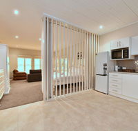 King I - you can honestly walk to Bimbadgen and Hope Estate concerts - Airlie Beach Holiday