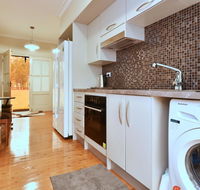 King II - you can honestly walk to Bimbadgen and Hope Estate concerts - Airlie Beach Holiday