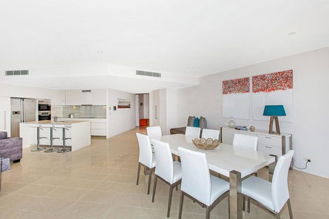 KINGSCLIFF OCEAN FRONT TERRACE 4 - Airlie Beach Holiday 3