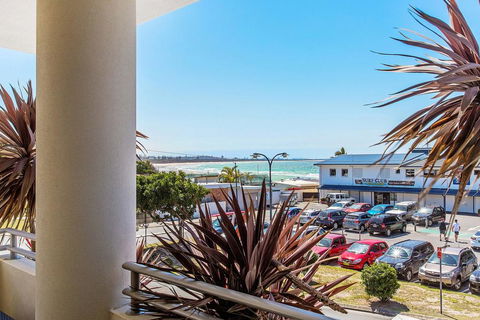 KINGSCLIFF OCEAN FRONT TERRACE 4 - Airlie Beach Holiday 1