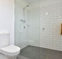 Kinloch Cottage renovated to new on Daisy Hill Vineyard - Airlie Beach Holiday