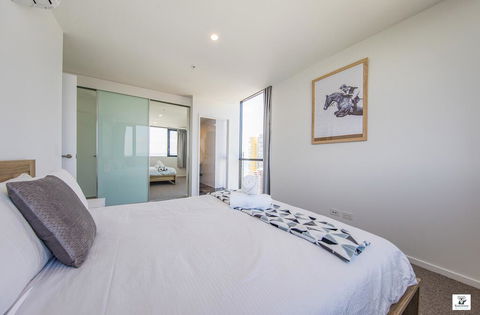 KOZYGURU BROADBEACH AMAZING VIEW 2 BED APT + FREE PARKING WALK TO BEACH QBR004 - Airlie Beach Holiday 2