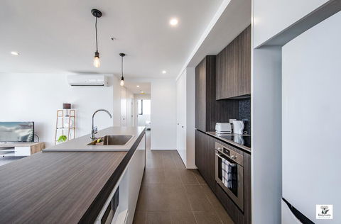 KOZYGURU BROADBEACH AMAZING VIEW 2 BED APT + FREE PARKING WALK TO BEACH QBR004 - Airlie Beach Holiday 3