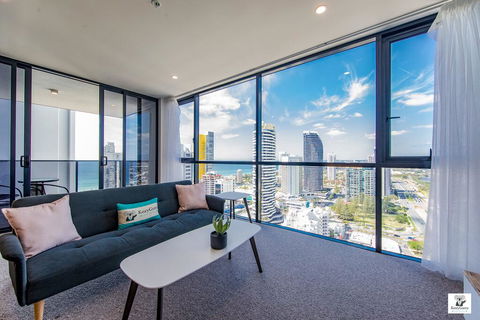 KOZYGURU BROADBEACH AMAZING VIEW 2 BED APT + FREE PARKING WALK TO BEACH QBR004 - Airlie Beach Holiday 0