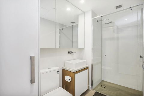 KOZYGURU FORTITUDE VALLEY DESIGNER GRADE 2 BED APT FREE PARKING QFV179-1401 - Airlie Beach Holiday 1