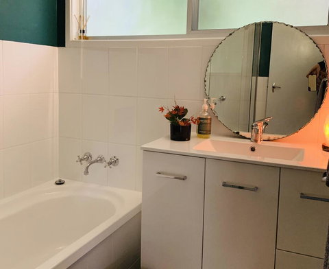 Kurrajong Heights Cottage - Airlie Beach Holiday 1