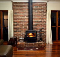 La Sila Homestead on Marrowbone - cutest cottage in the Hunter with killer views - Airlie Beach Holiday