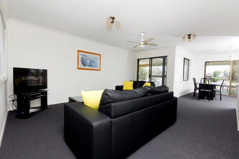 LAKE HOUSE ON ELOUERA - Airlie Beach Holiday 3