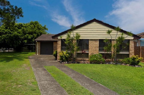 LAKE HOUSE ON ELOUERA - Airlie Beach Holiday 1