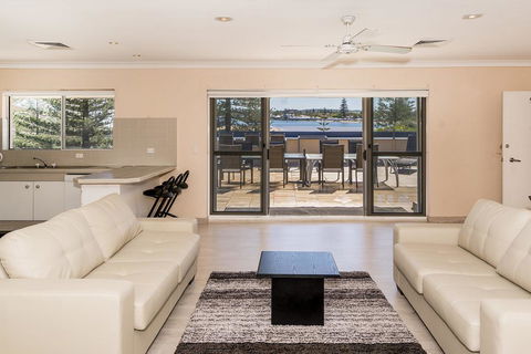Lakeshore Apartments - Unit 5 - Airlie Beach Holiday 2