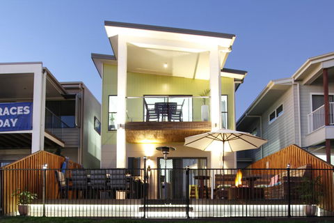 Lakeside Deck House - Airlie Beach Holiday 3