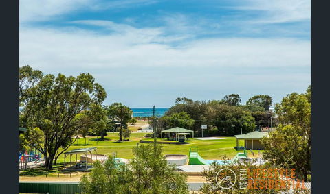 Lancelin Home With Beach And Park Views - Airlie Beach Holiday 0