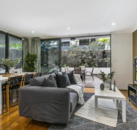 Large unit amid inner-city greenery close to CBD - Airlie Beach Holiday