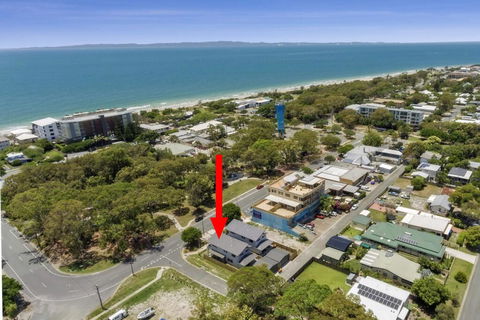 LAVISH BEACH HOUSE ON THE SURF SIDE! - Airlie Beach Holiday 0