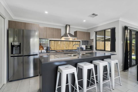 LAVISH BEACH HOUSE ON THE SURF SIDE! - Airlie Beach Holiday 3