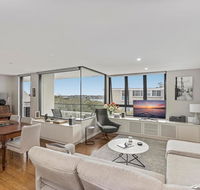 Light filled apartment with sweeping harbour views - Airlie Beach Holiday