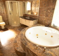 Luxuary self-contained living with Spa. - Airlie Beach Holiday