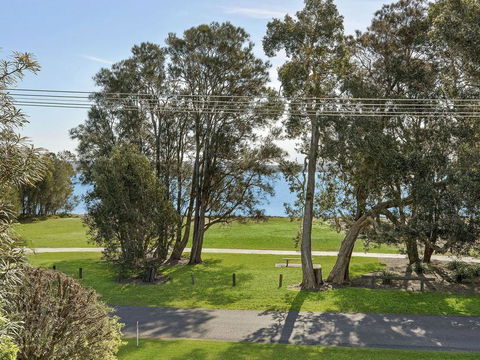 Luxurious Lake House - Airlie Beach Holiday 3