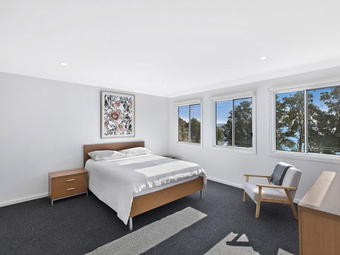 Luxurious Lake House - Airlie Beach Holiday 1