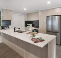 Luxury renovated home-5BR-meters from the beach - Airlie Beach Holiday