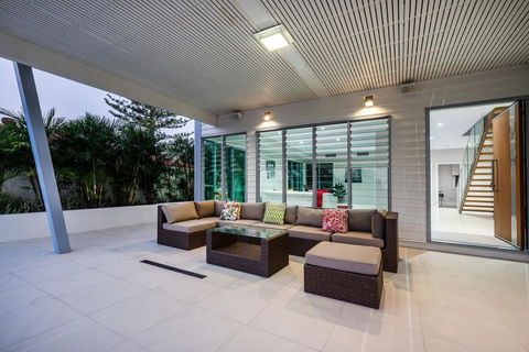 Luxury Tropical Haven - Pacific Avenue, Sunshine Beach - Airlie Beach Holiday 3