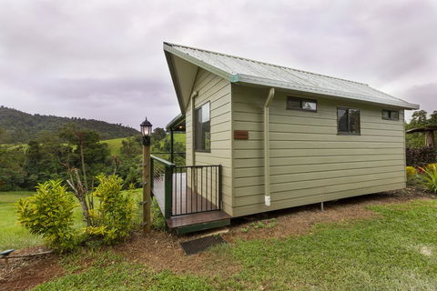 Mena Creek Flower House - Airlie Beach Holiday 0