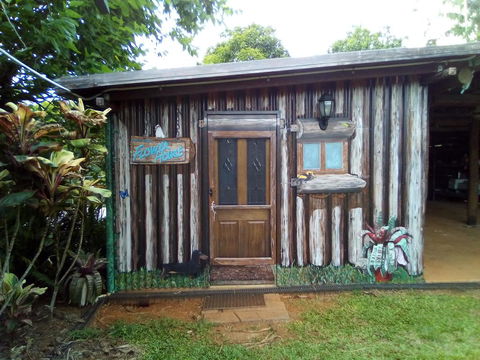 Mena Creek Flower House - Airlie Beach Holiday 1