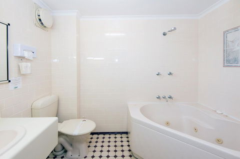 Mid City Motor Inn - Airlie Beach Holiday 1