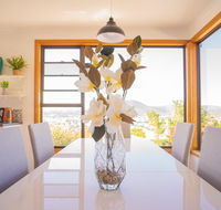 Moonah House-10 mins to CBD  MONA 4BR 2 BATH great view park 3 cars sleep 11 king bed en-suite - Airlie Beach Holiday