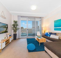 Near Airport  Train Station Stylish Two-Story Apartment - Airlie Beach Holiday