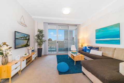 Near Airport & Train Station Stylish Two-Story Apartment - Airlie Beach Holiday 0