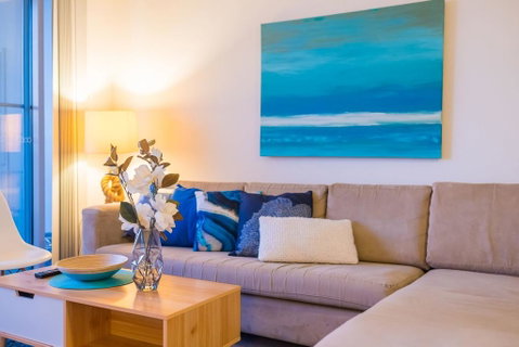 Near Airport & Train Station Stylish Two-Story Apartment - Airlie Beach Holiday 1