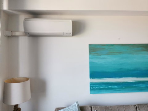 Near Airport & Train Station Stylish Two-Story Apartment - Airlie Beach Holiday 2