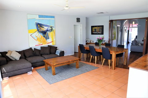 Fremantle Heritage Home For You To Enjoy! - Airlie Beach Holiday 18