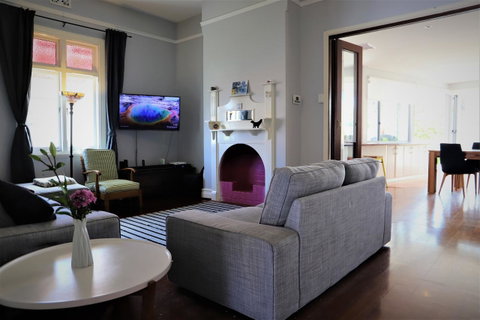 Fremantle Heritage Home For You To Enjoy! - Airlie Beach Holiday 17