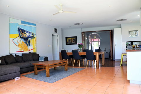 Fremantle Heritage Home For You To Enjoy! - Airlie Beach Holiday 12