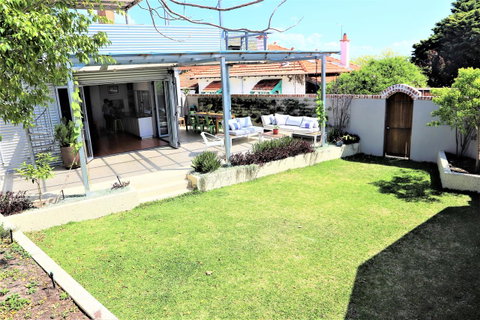 Fremantle Heritage Home For You To Enjoy! - Airlie Beach Holiday 13