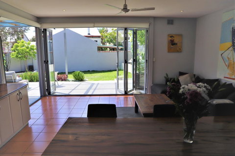 Fremantle Heritage Home For You To Enjoy! - Airlie Beach Holiday 11
