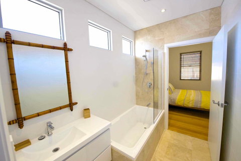 Sunny Blinco Street House - Airlie Beach Holiday 9