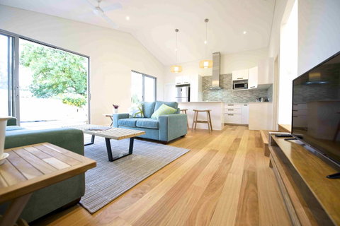 Sunny Blinco Street House - Airlie Beach Holiday 1