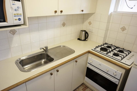 Studio 208 With Ocean Views - Airlie Beach Holiday 16