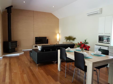 Jarrah Grove Forest Retreat - Airlie Beach Holiday 7