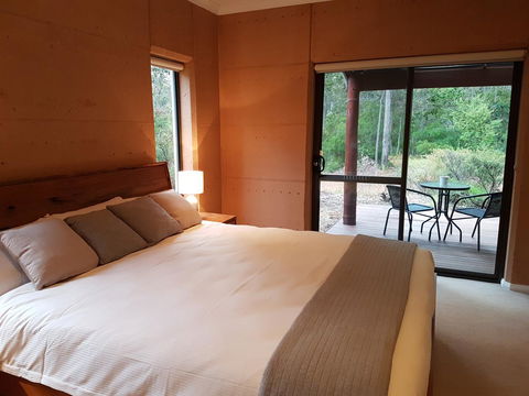 Jarrah Grove Forest Retreat - Airlie Beach Holiday 6