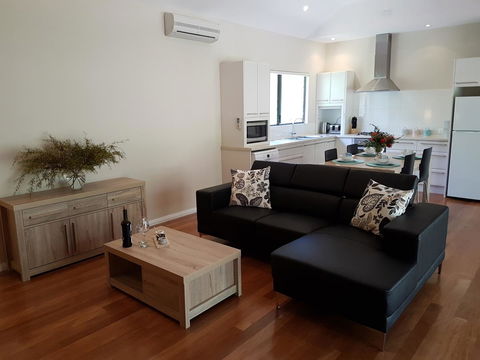 Jarrah Grove Forest Retreat - Airlie Beach Holiday 8